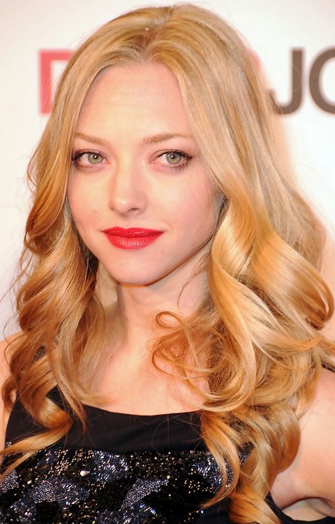 Amanda Seyfried Hairstyles: Center-parted Curls