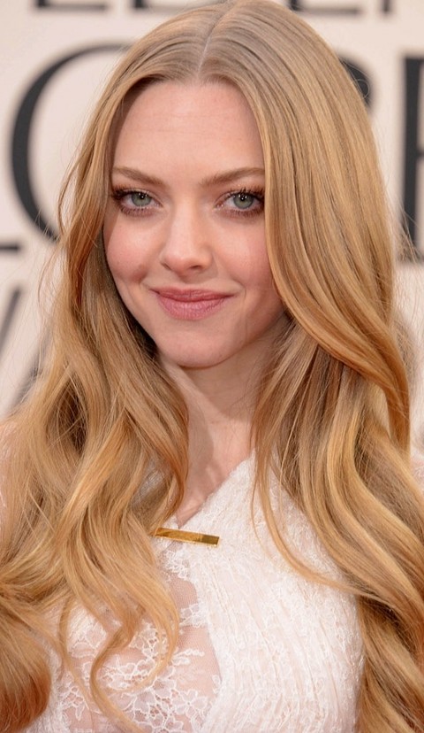 Amanda Seyfried Hairstyles: Pretty Long Wavy Hairstyle