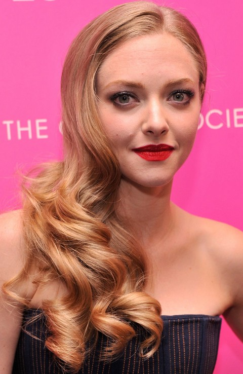 Amanda Seyfried Hairstyles: Side-swpet Long Curls