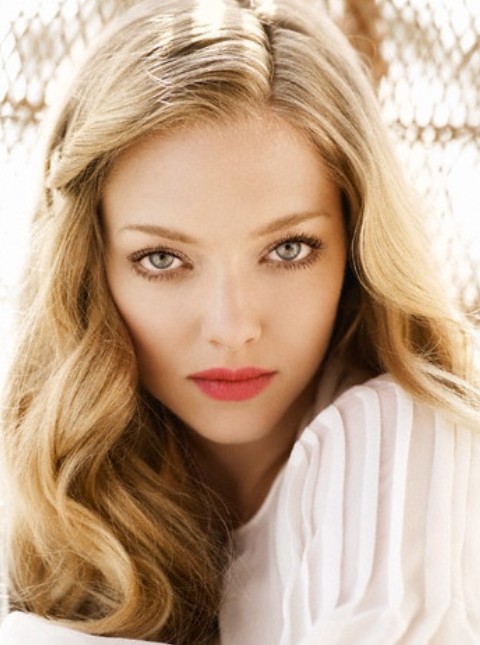 Amanda Seyfried Hairstyles: Sweet Long Curls