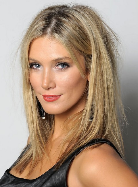 Delta Goodrem Hairstyles: Classy Straight Haircut