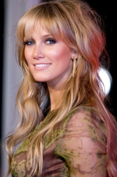 Delta Goodrem Hairstyles: Messy Half-up Half-down Hairstyle