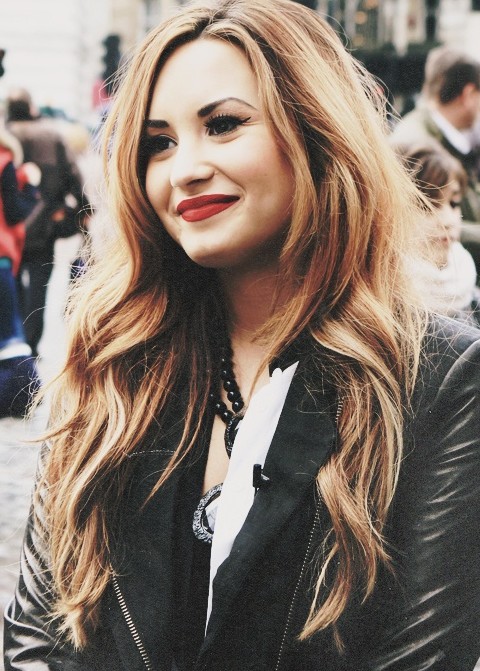 Demi Lovato Hairstyles: Gorgeous Curls