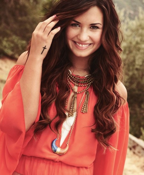 Demi Lovato Hairstyles: Textured Long Curls