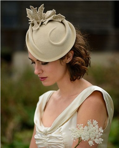 The Elegant Mid-length Curly Wedding Hairstyle with a Beige Hat