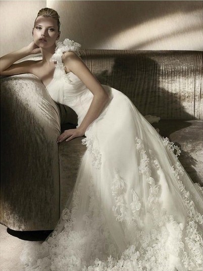 The Gorgeous One-shoulder Tulle Wedding Dresses with Layers and Ruffles