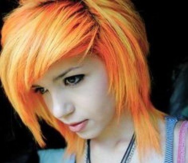The Side Parted Short Emo Hairstyle with Eye-catching Neon Color