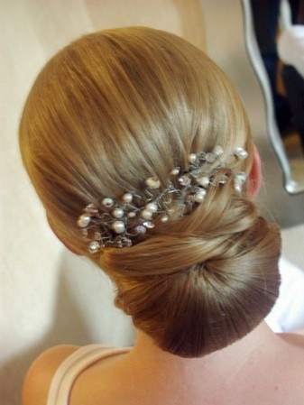 The Simple Bun Hair with Diamond Pin for Bridesmaid Hairstyle