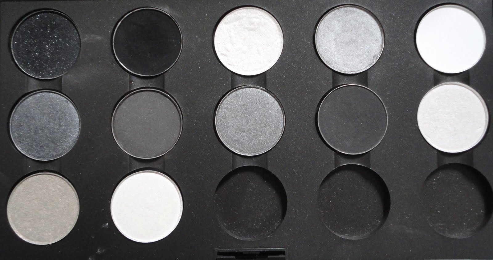 3 Types Of Makeup Palettes That You should Own: Black And Grey Makeup Palettes