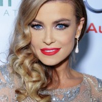 Carmen Electra Hairstyles: Side-swept Curls