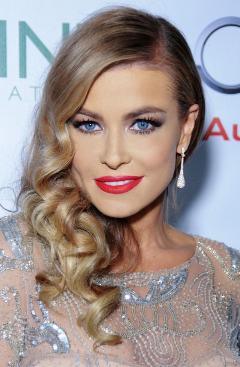 Carmen Electra Hairstyles: Side-swept Curls