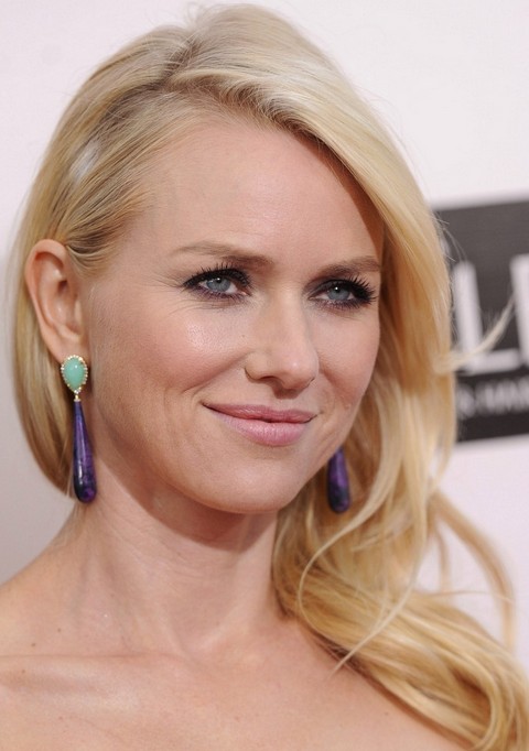 Naomi Watts Hairstyles: Side-swept Waves