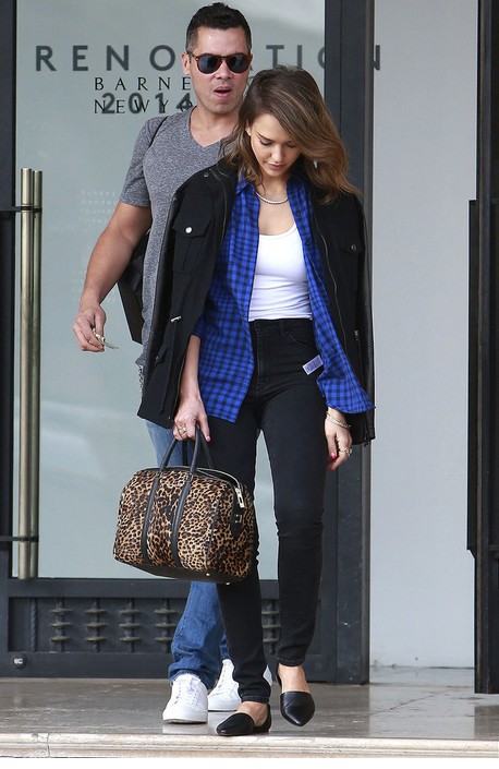 Jessica Alba Shows Us How to Apply Leopard for a Trendy Look