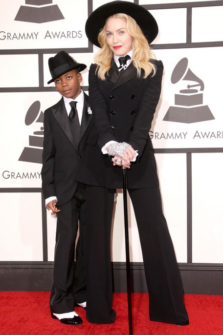 Hoe draag je Madonna's op herenkleding geïnspireerde smokingpak van Ralph Lauren bij het Grammy's Red Carpet Hoe draag je Madonna's op herenkleding geïnspireerde smokingpak van Ralph Lauren bij het Grammy's Red Carpet