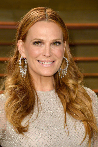 Best Hairstyles for Super Moms: Molly Sims Long Wavy Cut