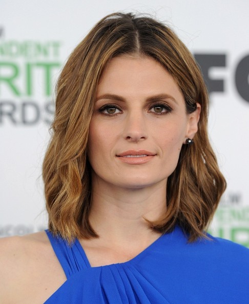 Best Hairstyles for Super Moms: Stana Katic Medium Wavy Cut