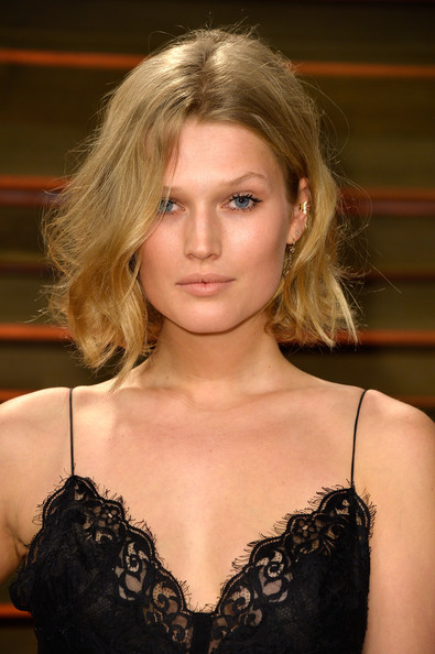2014 Best Hairstyles for Super Moms: Toni Garrn Messy Cut