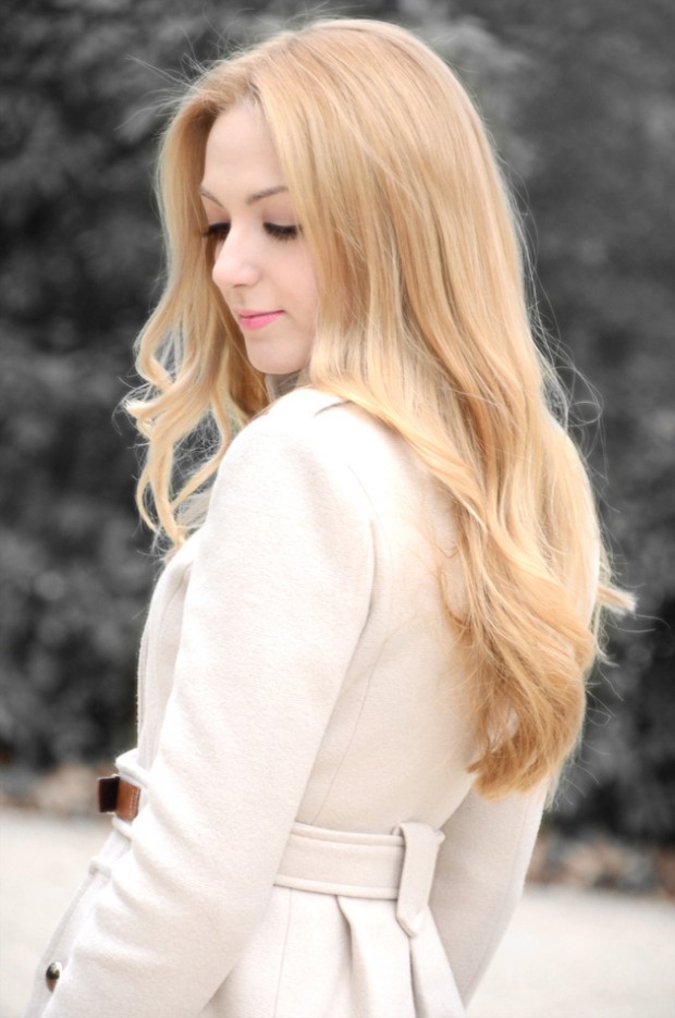 Wavy Hairstyle For Long Blond Hair via