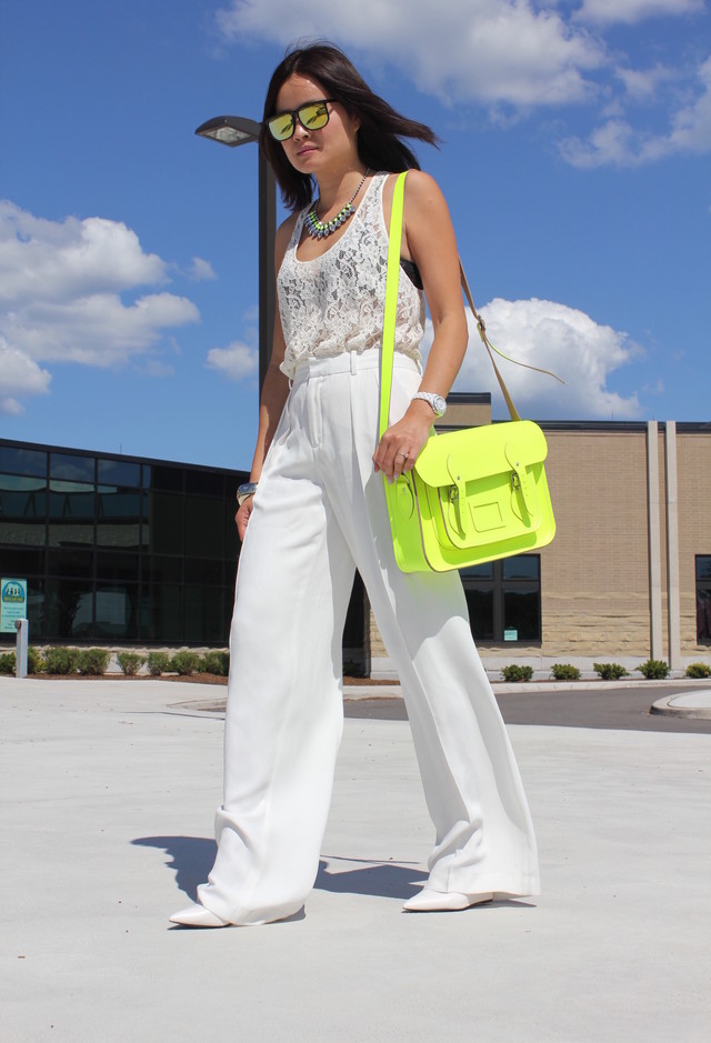 All White Combination Ideas for Stylish Spring Looks: Lace and Bright Colored Bag