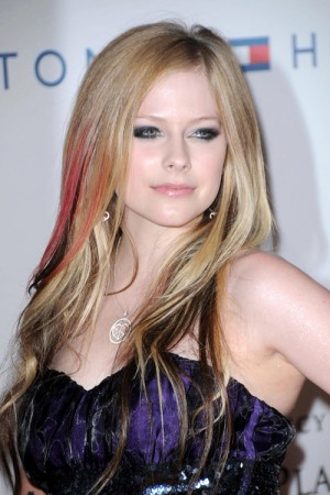 Ash Blonde Hairstyles: Avril Lavigne Long Waves