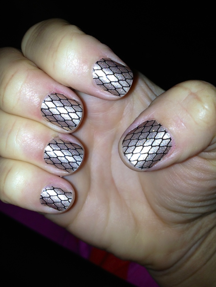 Sliver Fishnet Nails