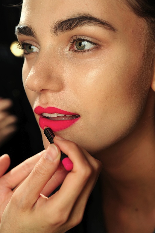 Adorable Makeup Idea with Peachy Lips