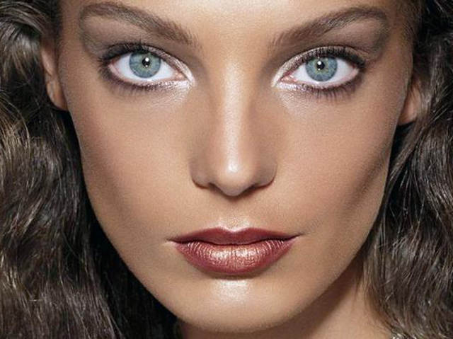 Neutral Makeup Idea with White Eyeliners