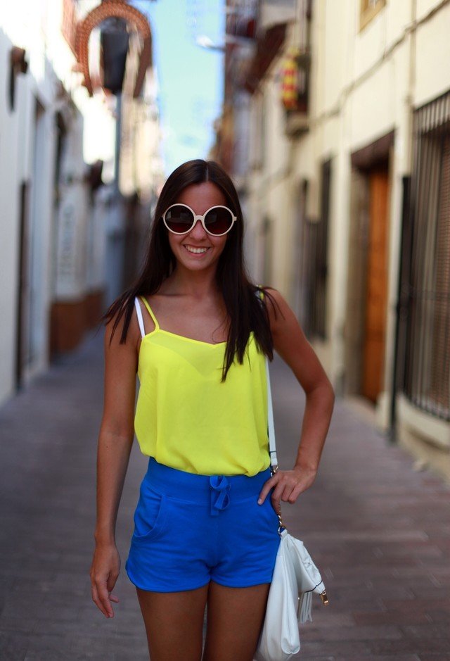 17 Chic Summer Outfit Ideas in Bright Colors - Pretty Designs