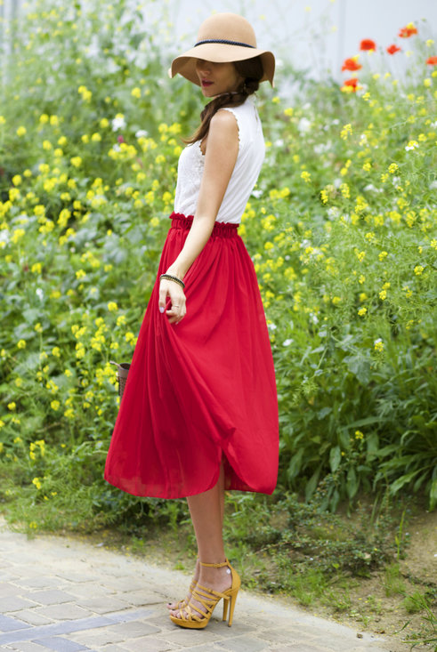 Elegant Long Dress Outfit with a Beige Hat