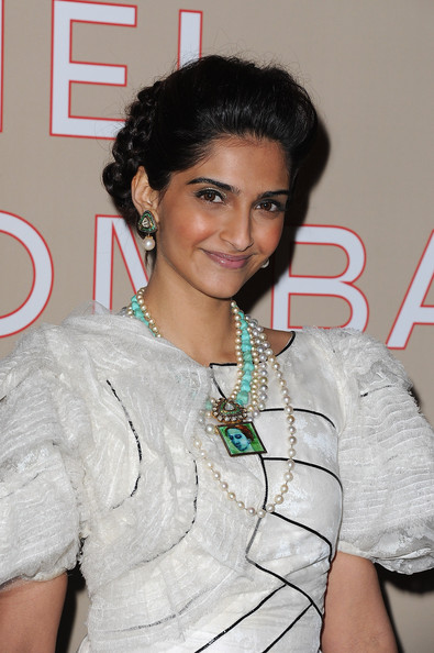 Sonam Kapoor Layered Pearl Necklace