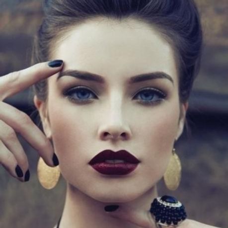 Burgundy Lips for Glamorous Vintage Style