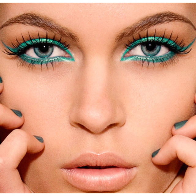 Glamorous Teal Eye Makeup