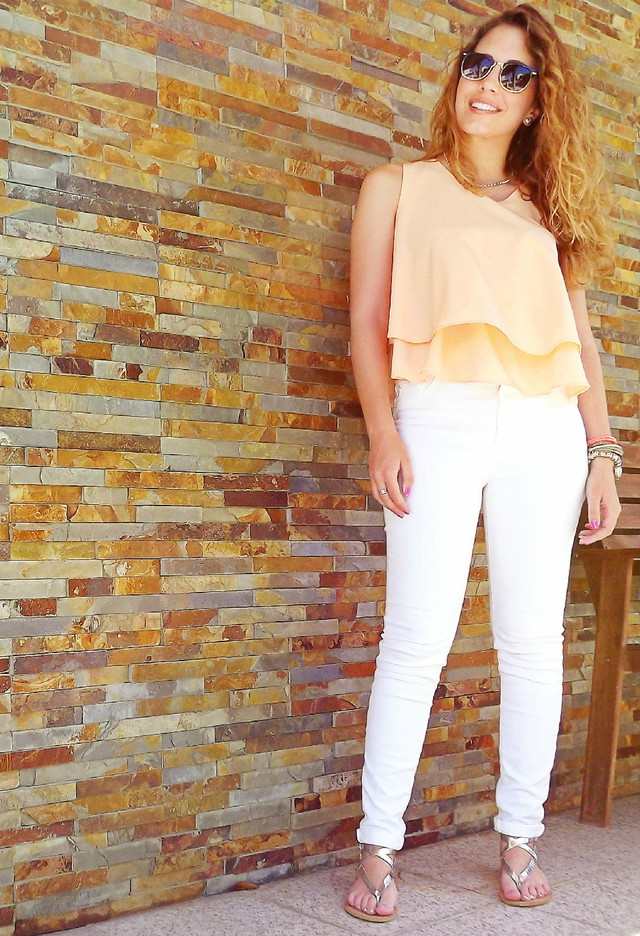 Pretty Outfit Idea with White Jeans