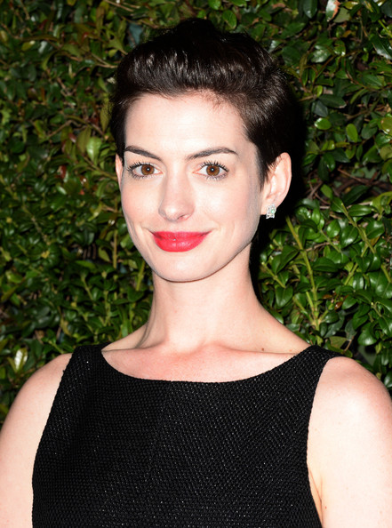 Anne Hathaway Stylish Short Side Part