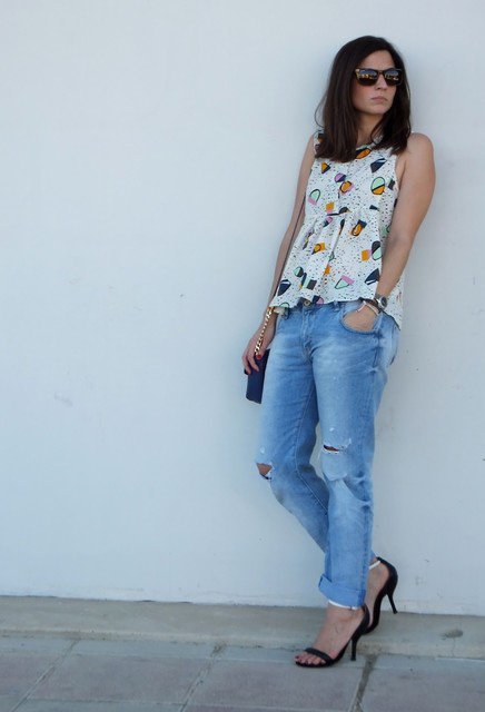 Beautiful Outfit Idea with Chiffon Blouse and Ripped Jeans