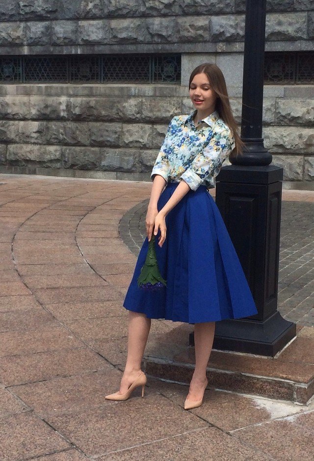 Floral Outfit Idea with Midi Skirt