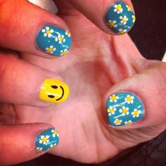 Happy Face Nail Design With Daisys