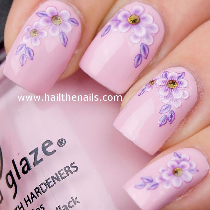 Light Pink Daisy Nail Design