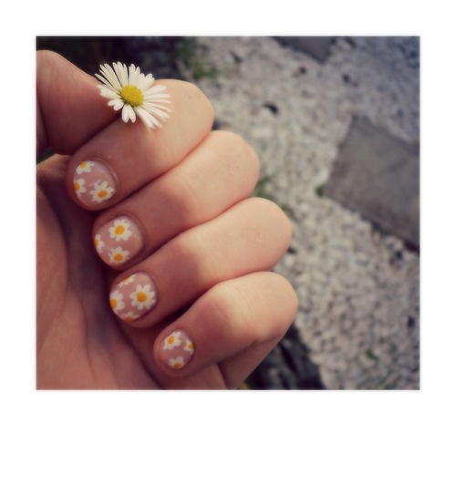 Light Pink Daisy Nail Design