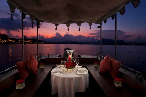 Outdoor Table: White Table Cloth