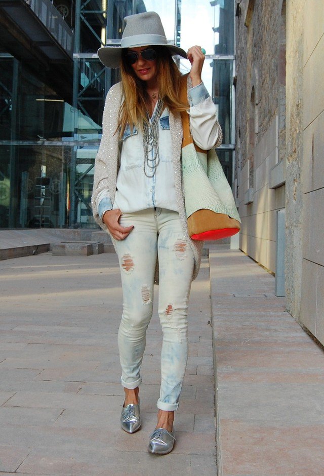 Ripped Jeans Outfit Idea with Silver Flat Shoes