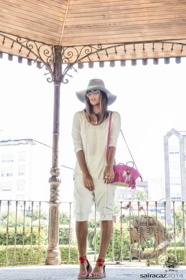 White Outfit Idea with Pink Shoulder Bag