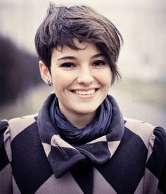 Cool Short Hairstyle for Round Face