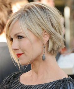 Short Layered Blond Bob Hairstyle