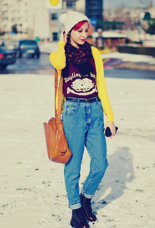 Chic Outfit Idea with A Knitted Hat