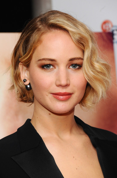 Jennifer Lawrence Brown Smoky Eyes and Short Wavy Haircut