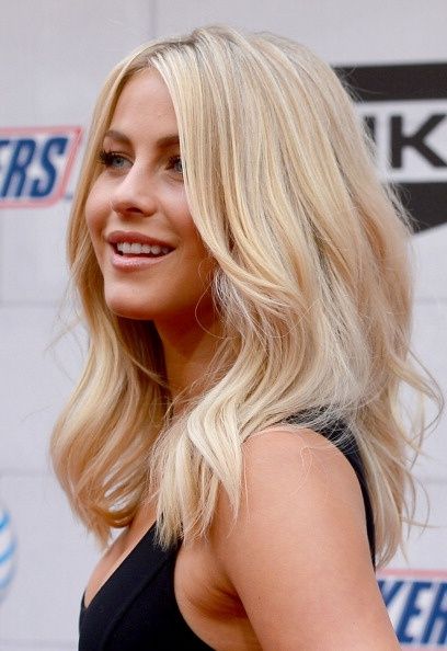 Medium Wavy Hairstyle for Blond Hair