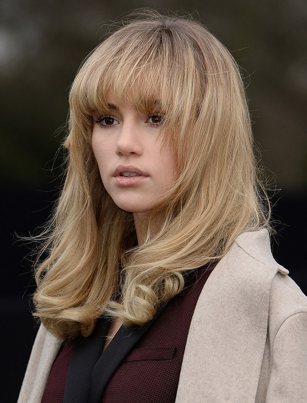 Suki Waterhouse Messy Long Wavy Hairstyle with Bangs for Winter