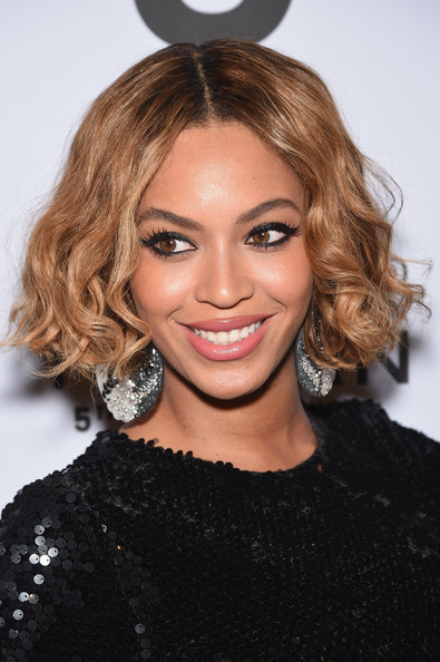 Beyoncé Center Parted Short Curls