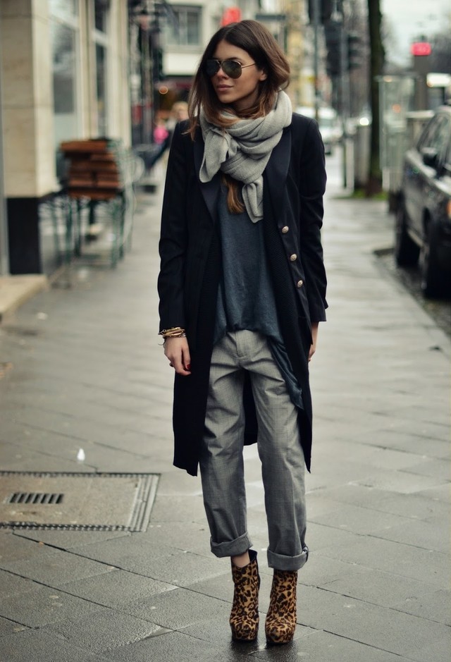 Black Outfit Idea for Winter with Leopard Printed Pumps